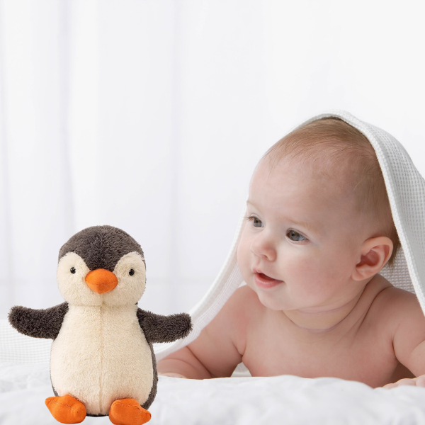 Doudou-pinguin-bebe-admire-son-doudou