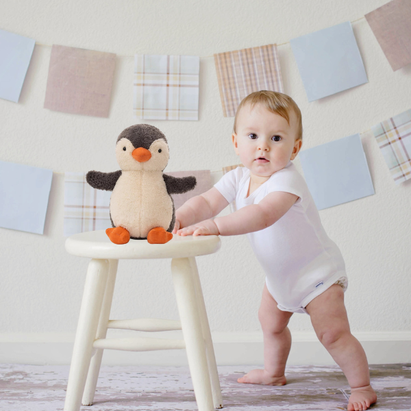 Doudou-pinguin-bebe-debout-doudou-table