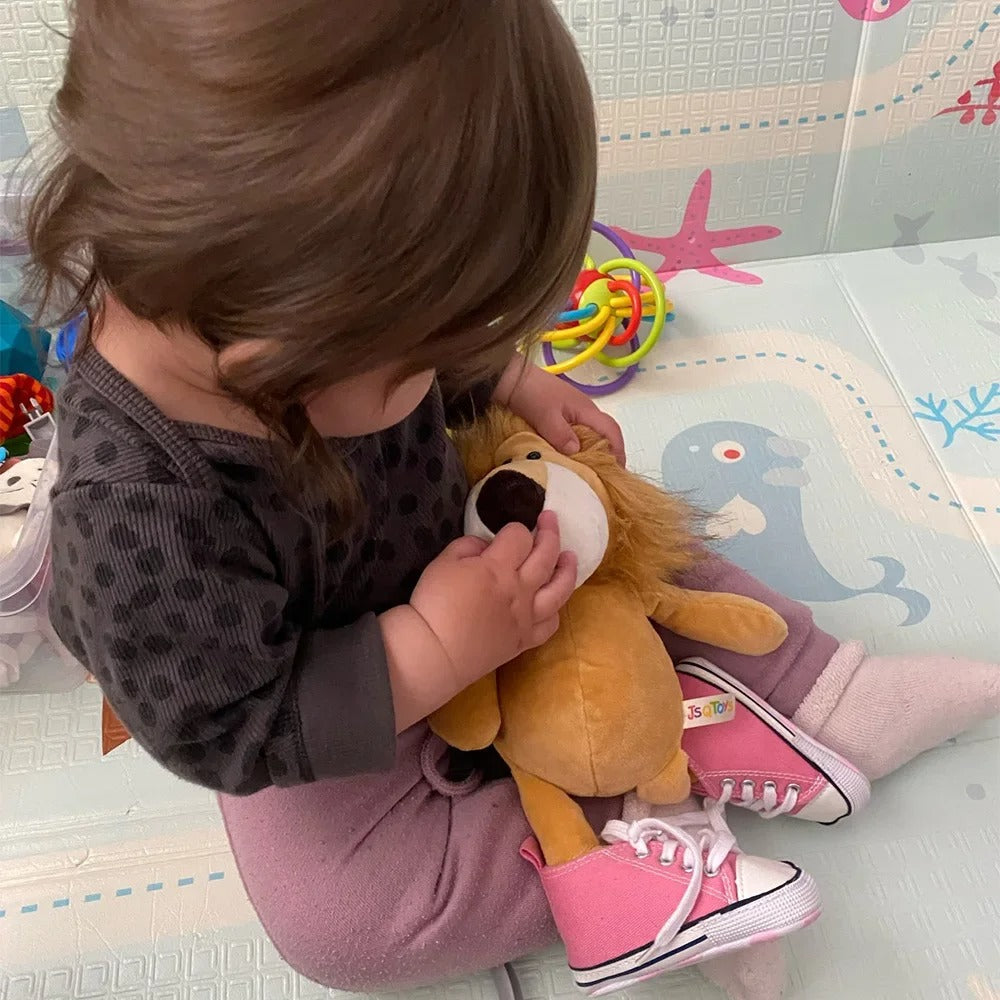 doudou-bebe-lion-petite-fille-joue-parc