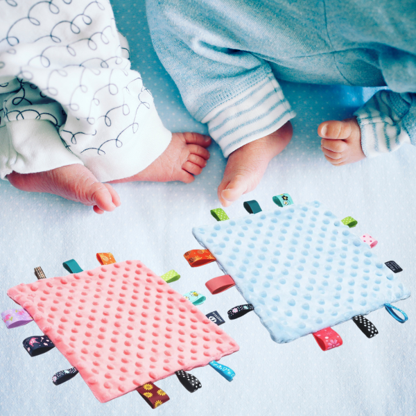 doudou-etiquette-bebe-jumeaux-pieds-fille-garcon-rose-bleue-couleurs