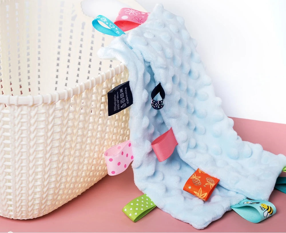 doudou-etiquette-bebe-presentation-corbeille-linge-bleue