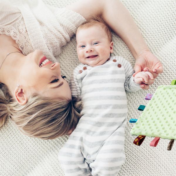 doudou-etiquette-bebe-variante-verte-bebe-joue-maman
