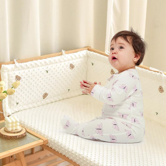 tour-de-lit-ours-bebe-fille-contente