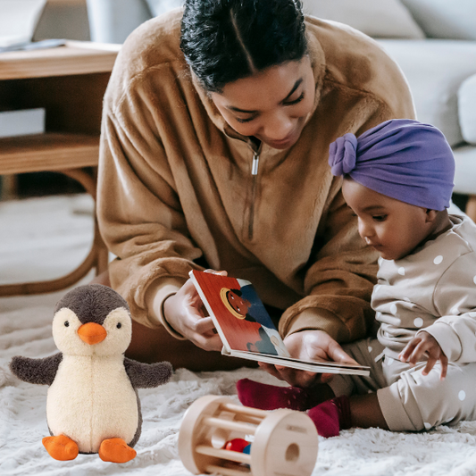 Doudou-pinguin-bebe-avec-maman-lit-histoire-livre