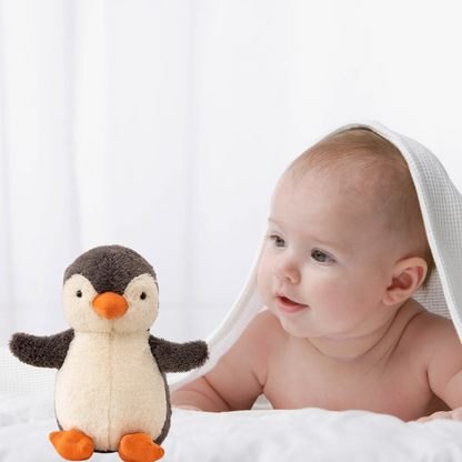 Doudou-pinguin-bebe-admire-son-doudou