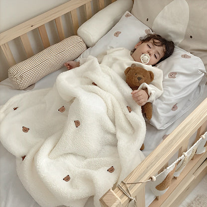 couverture-bebe-petits-ours-enfant-dort-sous-couverture