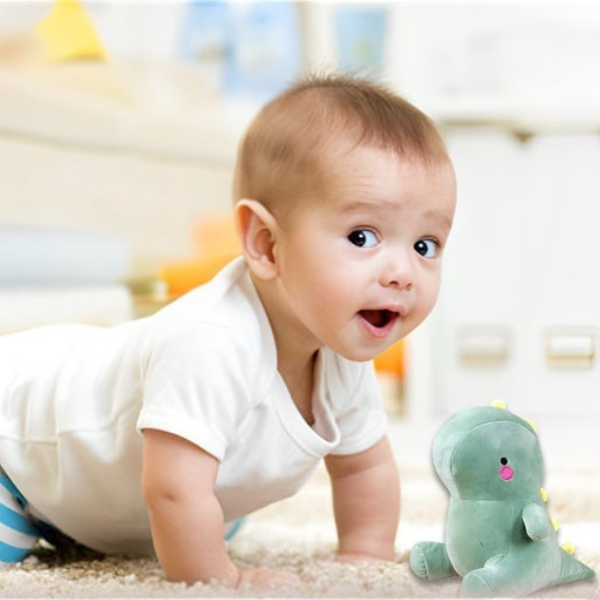 doudou-bebe-dinosaure-fille-jouer-calin