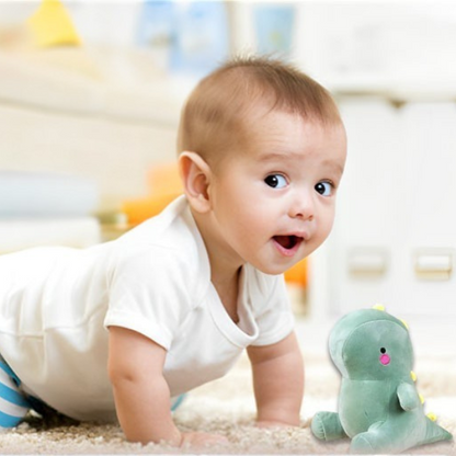 doudou-bebe-dinosaure-fille-jouer-calin