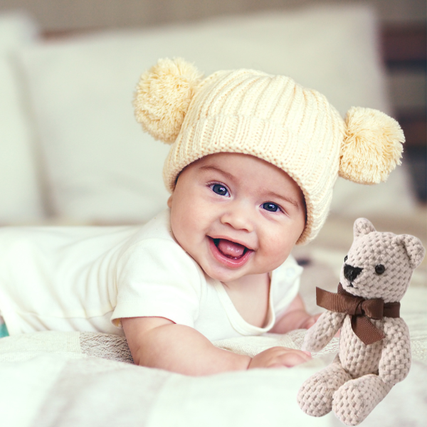doudou-bebe-ours-blanc-bebe-rigole-sourire