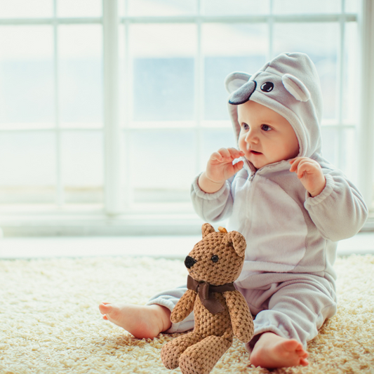 doudou-bebe-ours-marron-bebe-garcon-amuser
