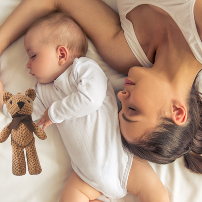 doudou-bebe-ours-marron-dormir-bebe-garcon-avec-maman