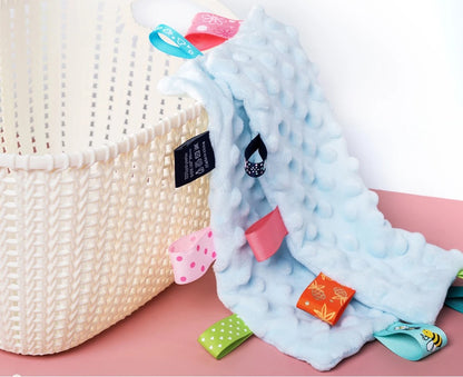 doudou-etiquette-bebe-presentation-corbeille-linge-bleue
