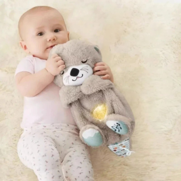 doudou-loutre-bebe-calin-fille-contente