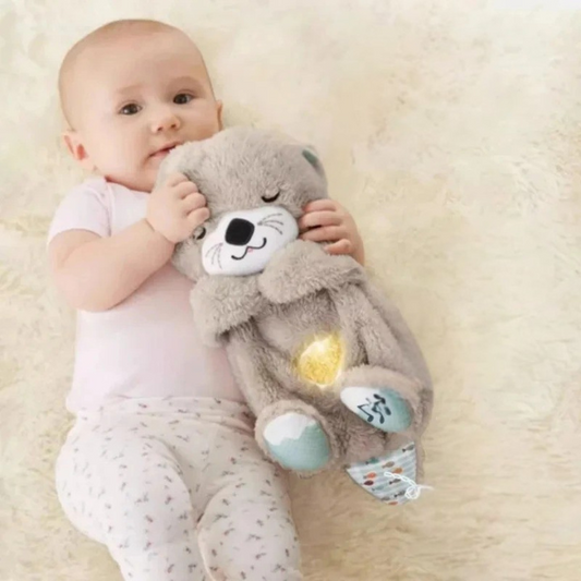 doudou-loutre-bebe-calin-fille-contente