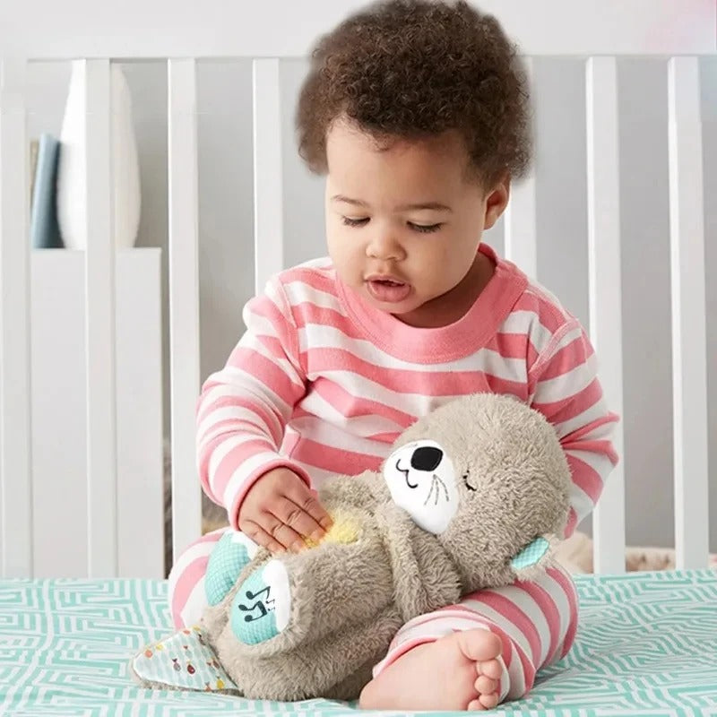 doudou-loutre-bebe-fille-appuie-bouton-lumiere-musique