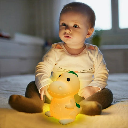 veilleuse-bebe-le-dino-fille-joue-avec-lumiere