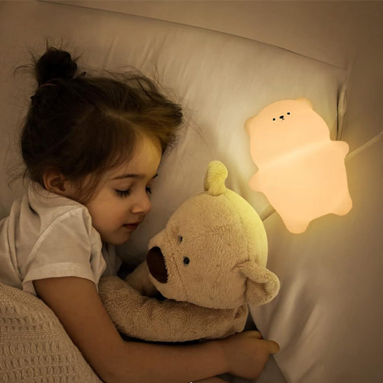 veilleuse-bebe-ours-fille-dort-avec-son-doudou